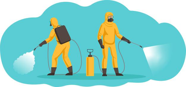 Uomini con una tuta gialla che spruzzano del liquido a terra