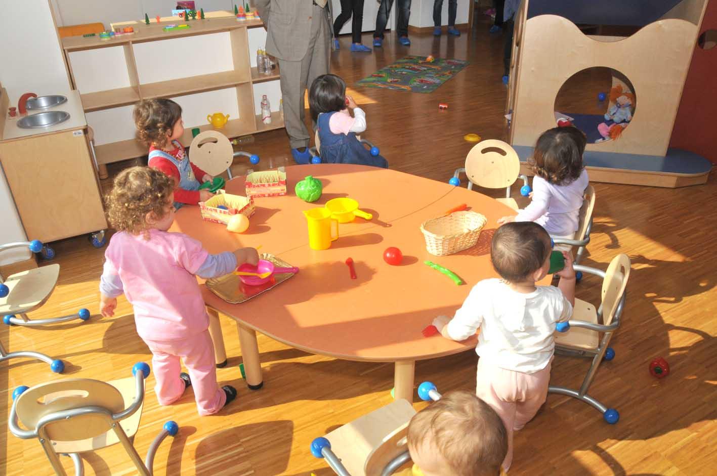 Bambini che giocano con i loro giochi